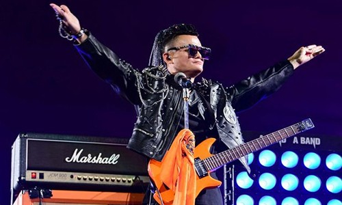 Jack Ma trình diễn trong lễ chia tay Alibaba. Ảnh: WSJ