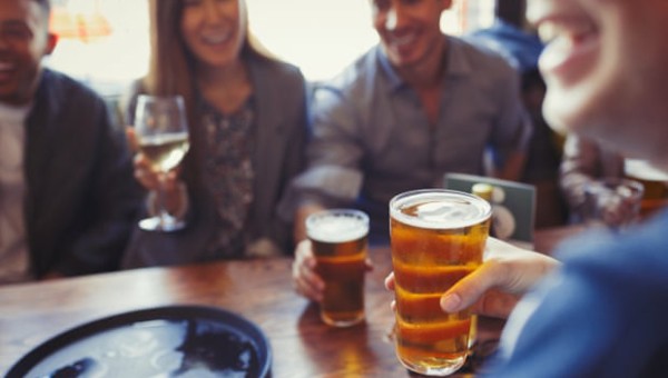'Uống hai ly rượu mỗi ngày không còn an toàn cho sức khỏe'