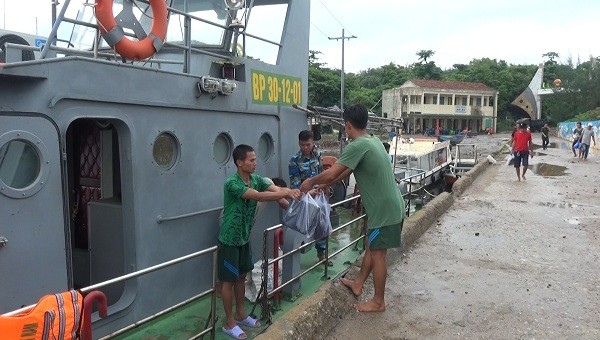 Bộ đội Biên phòng Quảng Trị cứu 11 ngư dân gặp nạn trên biển