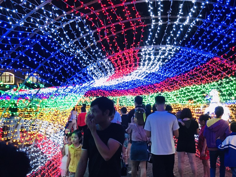 Hơn 50 mô hình được làm từ hàng triệu bóng đèn LED khiến khách tham quan vô cùng thích thú 