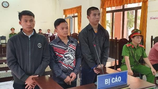 Đập vỡ kính xe người khác để... trả thù cho bạn, nhóm thanh niên vào tù