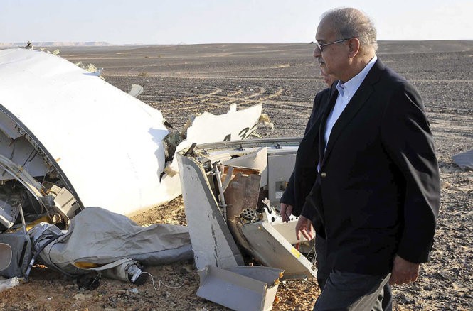Thủ tướng Ai Cập Sherif Ismail tại đống đổ nát của chiếc máy bay - Ảnh: Reuters