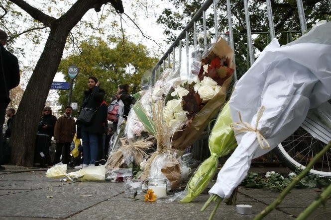 Những đóa hoa tưởng niệm đặt quanh nhà hát Bataclan - Ảnh: Reuters