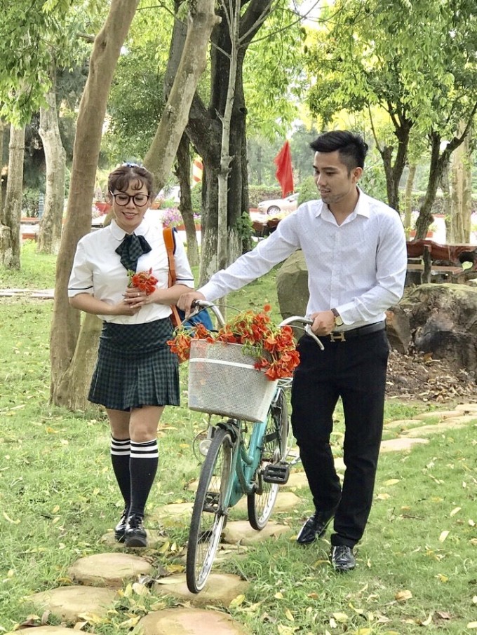 Hoa phượng là hoa của tuổi học trò,phượng nở đỏ thắm như sáng rực cả một góc trời.