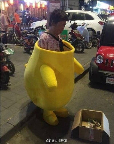 cu-gia-mac-do-pikachu-kiem-tien-chua-benh-cho-nguoi-than-1
