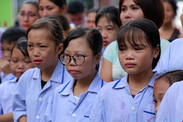 Bệnh nhi nức nở khi phải nói lời chào tạm biệt với ông bác sĩ già đáng kính.