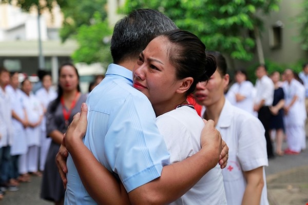 Có người chỉ rơi nước mắt và nghẹn ngào không nói được lời chào tạm biệt.