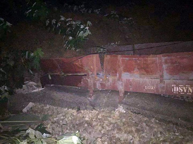 Sat lo dat vui lap doan tau, tuyen duong sat Ha Noi - Lao Cai te liet hinh anh 1