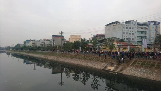 Phát hiện thi thể mặc áo vàng nổi trên sông Tô Lịch - Ảnh 1. Phát hiện thi thể mặc áo vàng nổi trên sông Tô Lịch - Ảnh 1.