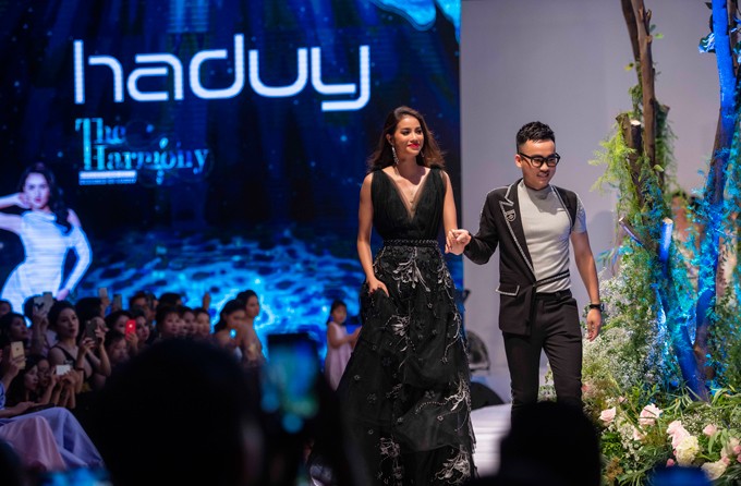 Hà Duy dắt tay Hoa hậu Phạm Hương ở phần kết show diễn tối 30/6