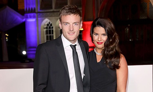Rebekah Vardy (phải) sinh năm 1982.Cô hơn chồng - tiền đạoJamie Vardy - năm tuổi. Hai người kết hôn năm 2016 và có một con gái. Trước đó, Rebekahtừng trải qua một cuộc hôn nhân đổ vỡ.