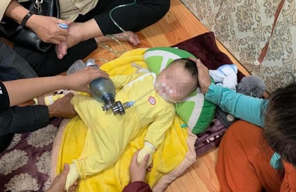 Bố mẹ đau đớn kể lại phút bé trai 4 tháng ở Hà Nội tử vong do ngủ bị đè Bố mẹ đau đớn kể lại phút bé trai 4 tháng ở Hà Nội tử vong do ngủ bị đè