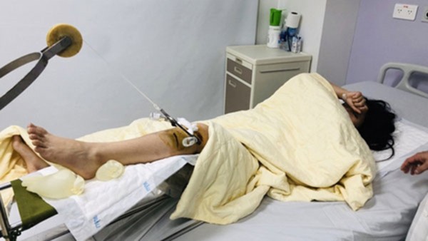 Bỏ mặc nữ sinh: Xe bạc tỉ, đạo đức 1 xu