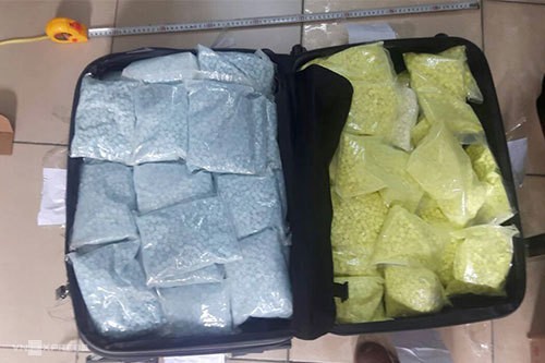 Ngoài ra ma túy tổng hợp dạng viên nén được để trong valy. Ảnh: Bảo Ngọc