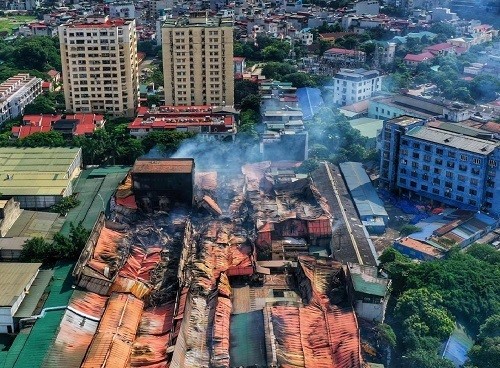 Khói từ nhà kho bốc ra sau vụ cháy. Ảnh: Giang Huy