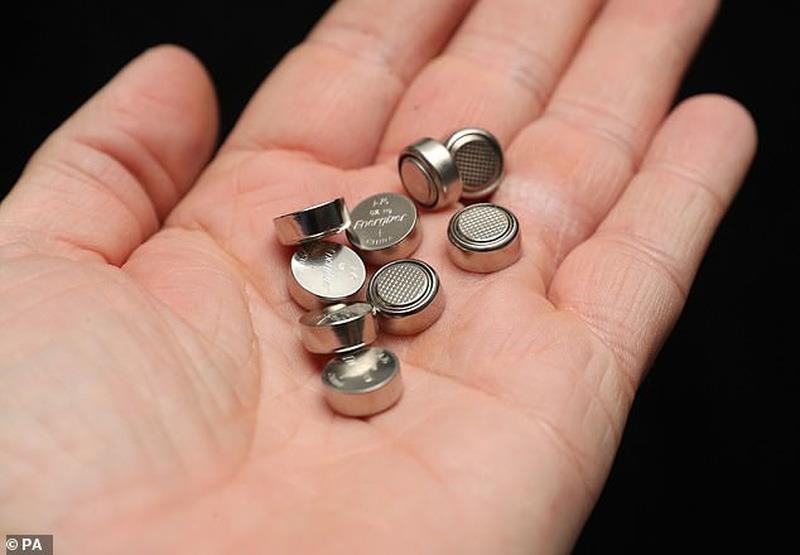 Nhét pin điện tử vào tai, bé trai 5 tuổi thủng màng nhĩ - ảnh 2