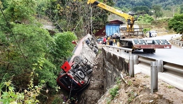 Nguyên nhân vụ lật xe khách chở 36 học viên cao cấp chính trị ở Sơn La nguyen nhan vu lat xe khach cho 36 hoc vien cao cap chinh tri o son la