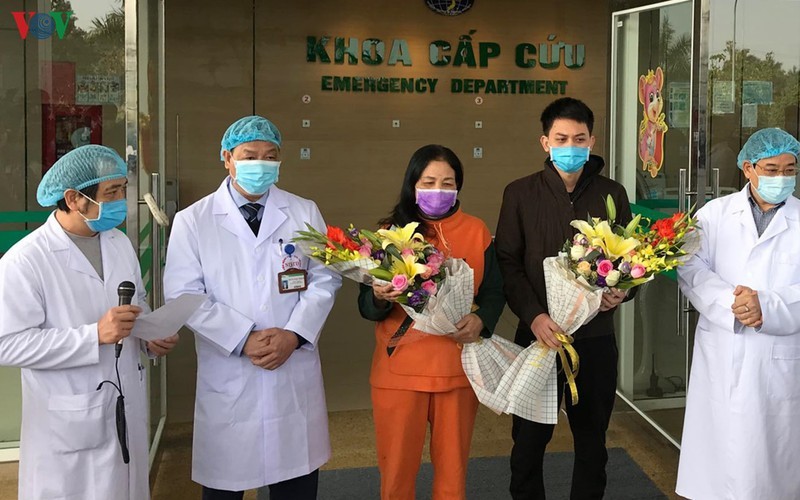 tại sao tặng hoa bệnh nhân mắc covid-19 ra viện mà bỏ quên bác sỹ? hình 1 tai sao tang hoa benh nhan mac covid-19 ra vien ma bo quen bac sy? hinh 1