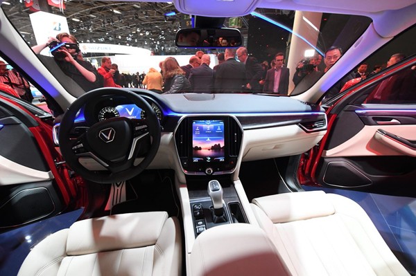 Nội thất SUV, tương tự cho bản sedan.
