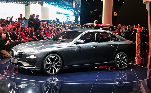 Mẫu sedan Lux A2.0. Ảnh:Philippe Cochereau/Twitter