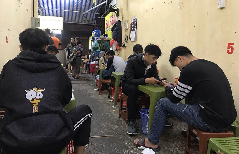 Ngồi tràn lòng đường, chờ cả tiếng ăn bún riêu, ốc nóng giải ngấy Ngồi tràn lòng đường, chờ cả tiếng ăn bún riêu, ốc nóng giải ngấy