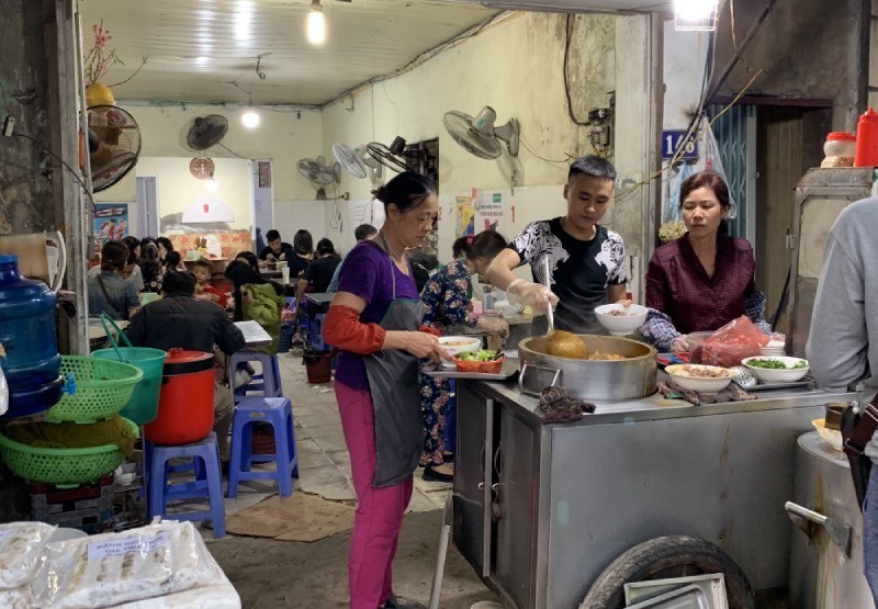 Ngồi tràn lòng đường, chờ cả tiếng ăn bún riêu, ốc nóng giải ngấy Ngồi tràn lòng đường, chờ cả tiếng ăn bún riêu, ốc nóng giải ngấy