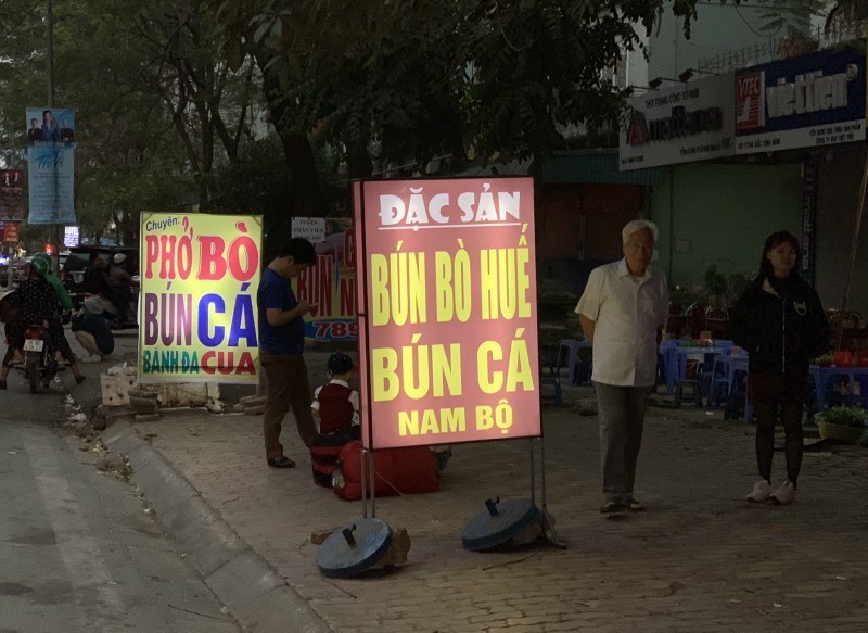 Ngồi tràn lòng đường, chờ cả tiếng ăn bún riêu, ốc nóng giải ngấy Ngồi tràn lòng đường, chờ cả tiếng ăn bún riêu, ốc nóng giải ngấy