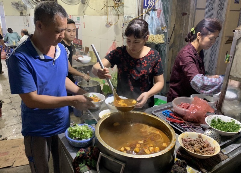 Ngồi tràn lòng đường, chờ cả tiếng ăn bún riêu, ốc nóng giải ngấy Ngồi tràn lòng đường, chờ cả tiếng ăn bún riêu, ốc nóng giải ngấy