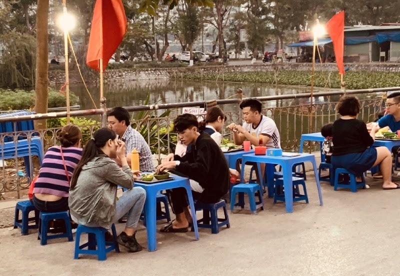 Ngồi tràn lòng đường, chờ cả tiếng ăn bún riêu, ốc nóng giải ngấy Ngồi tràn lòng đường, chờ cả tiếng ăn bún riêu, ốc nóng giải ngấy