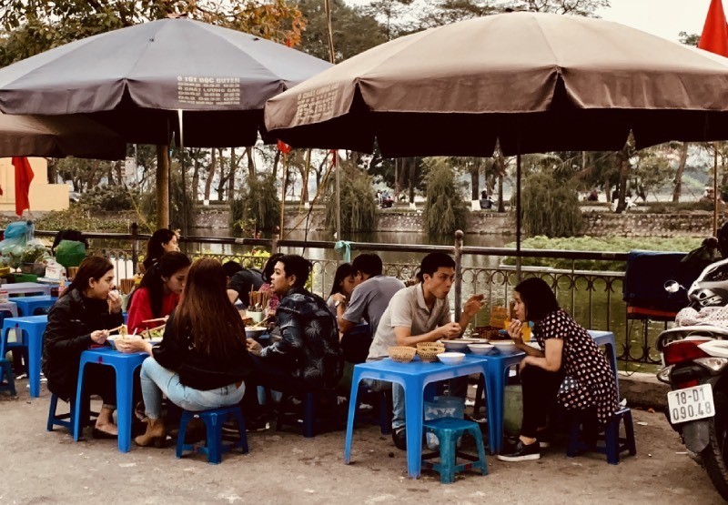 Ngồi tràn lòng đường, chờ cả tiếng ăn bún riêu, ốc nóng giải ngấy Ngồi tràn lòng đường, chờ cả tiếng ăn bún riêu, ốc nóng giải ngấy