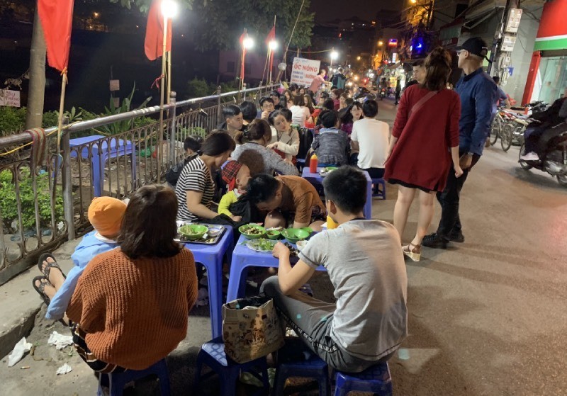 Ngồi tràn lòng đường, chờ cả tiếng ăn bún riêu, ốc nóng giải ngấy Ngồi tràn lòng đường, chờ cả tiếng ăn bún riêu, ốc nóng giải ngấy