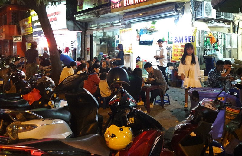 Ngồi tràn lòng đường, chờ cả tiếng ăn bún riêu, ốc nóng giải ngấy Ngồi tràn lòng đường, chờ cả tiếng ăn bún riêu, ốc nóng giải ngấy