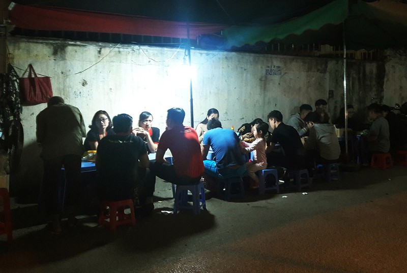 Ngồi tràn lòng đường, chờ cả tiếng ăn bún riêu, ốc nóng giải ngấy Ngồi tràn lòng đường, chờ cả tiếng ăn bún riêu, ốc nóng giải ngấy