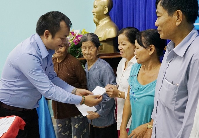 Tân Hiệp Phát tặng quà Tết cho các gia đình chính sách tại Bình Dương tan hiep phat tang qua tet cho cac gia dinh chinh sach tai binh duong