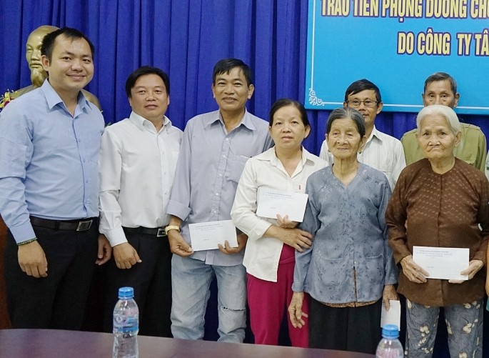 Tân Hiệp Phát tặng quà Tết cho các gia đình chính sách tại Bình Dương tan hiep phat tang qua tet cho cac gia dinh chinh sach tai binh duong