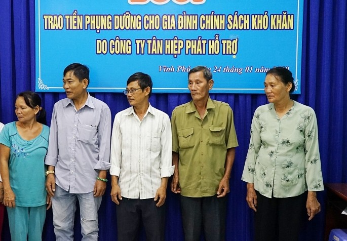 Tân Hiệp Phát tặng quà Tết cho các gia đình chính sách tại Bình Dương tan hiep phat tang qua tet cho cac gia dinh chinh sach tai binh duong