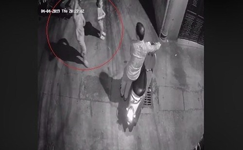 Hình ảnh Phúc dụ hai bé gái trong ngõ vắng.