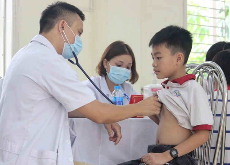 Bác sĩ khám sức khỏe cho học sinh trường Tiểu học HạĐình sáng 13/9. Ảnh: Thanh Hằng