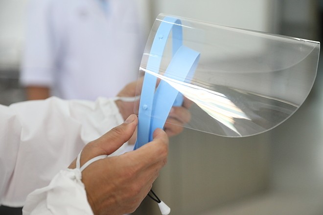 Nhân viên y tế chuẩn bị trang phục bảo hộ vào phòng chăm sóc bệnh nhân nhiễm nCoV tại Bệnh viện Chợ Rẫy. Ảnh: Hữu Khoa.