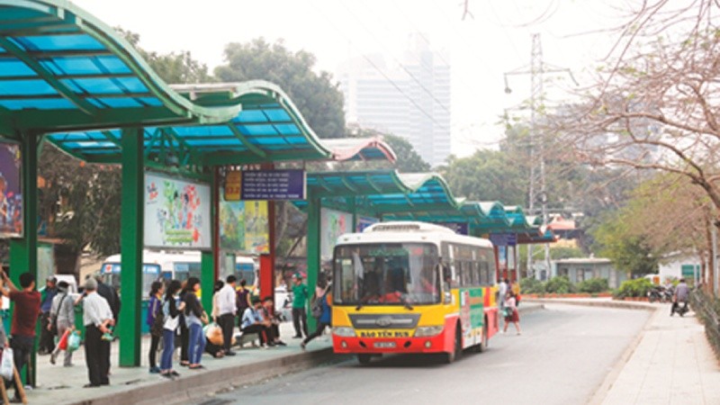 Hà Nội đầu tư gần 1.000 tỷ đồng làm nhà chờ xe buýt: Lợi ích đô thị hay kinh doanh?