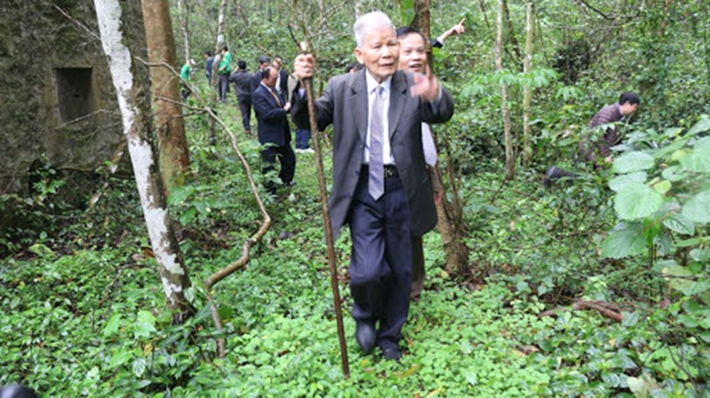 GS.TSKH Đặng Huy Huỳnh trong chuyến đi thực địa về cây di sản.