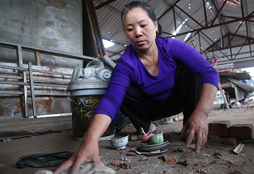 Bà Gái tất bật dọn dẹp nhà cửa trong nỗi sợ hãi. Ảnh: Phạm Dự.