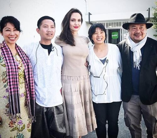 PraCh Ly (thứ hai từ trái sang) đứng cạnh Angelina Jolie tại một sự kiện.