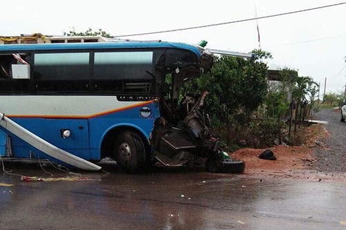 Xe khách biển kiểm soát Làova chạm với xe tải khiến ba người tử vong. Ảnh:T.Th