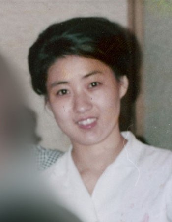 Người phụ nữ được cho là mẹ của lãnh đạo Triều Tiên Kim Jong-un (trái) chụp trong chuyến đi tớiNhật với tư cách một nghệ sĩ múa của Đoàn Kịch nghệ Mansudae năm 1973. Ảnh:Mainichi Shimbun.