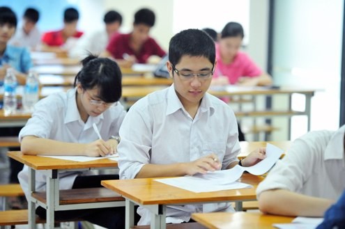 Từ năm 2017, mỗi thí sinh trong một phòng thi THPT quốc gia có một mã đề riêng, khiến số lượng đề thi cần in ấn tăng mạnh. Ảnh: Giang Huy.