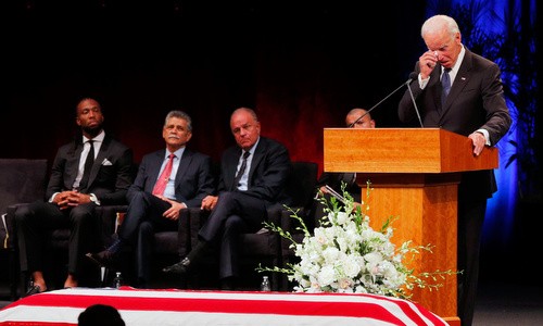 Biden lau nước mắt trong lúc đọc điếu văn. Ảnh: CBS News.