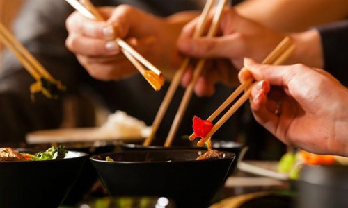 Đũa gỗ được sử dụng rộng rãi nhưng ẩn chứa nhiều nguy cơ sức khỏe. Ảnh:AGCR.