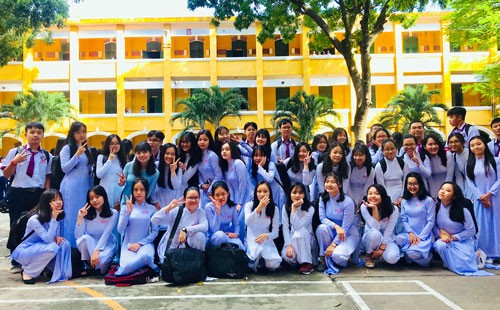 Lớp 10A3 và cô giáo chủ nhiệm trong ngày đầu năm học. Ảnh: Nhân vật cung cấp.