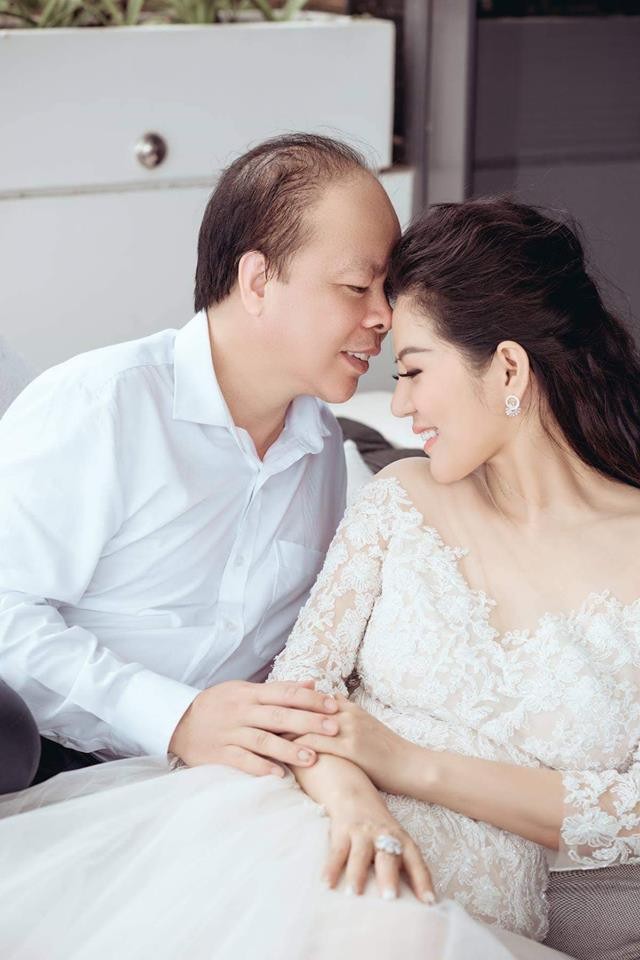 Nữ ca sĩ xinh đẹp làm đám cưới với Thứ trưởng Bộ Tài chính ở Vinh hình ảnh 1 nu ca si xinh dep lam dam cuoi voi thu truong bo tai chinh o vinh hinh anh 1